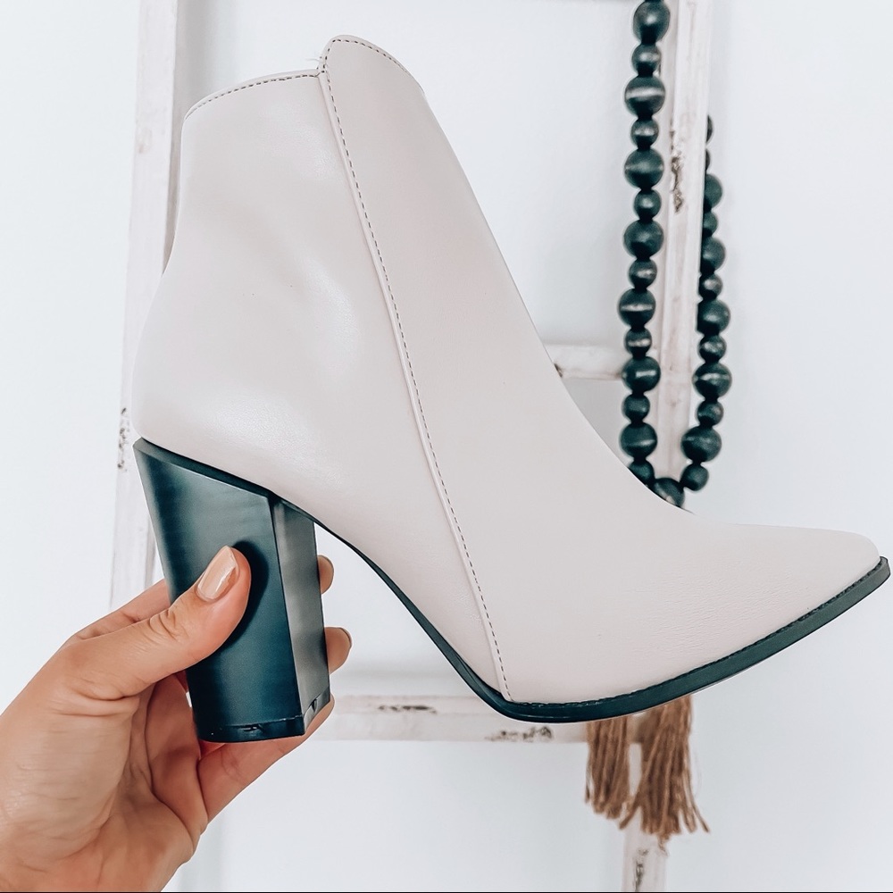 Pointed toe Bootie